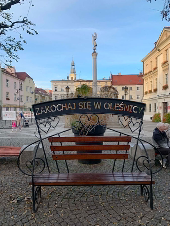 Rynek w Oleśnicy z ozdobą ławką z napisem Zakochaj się w Oleśnicy