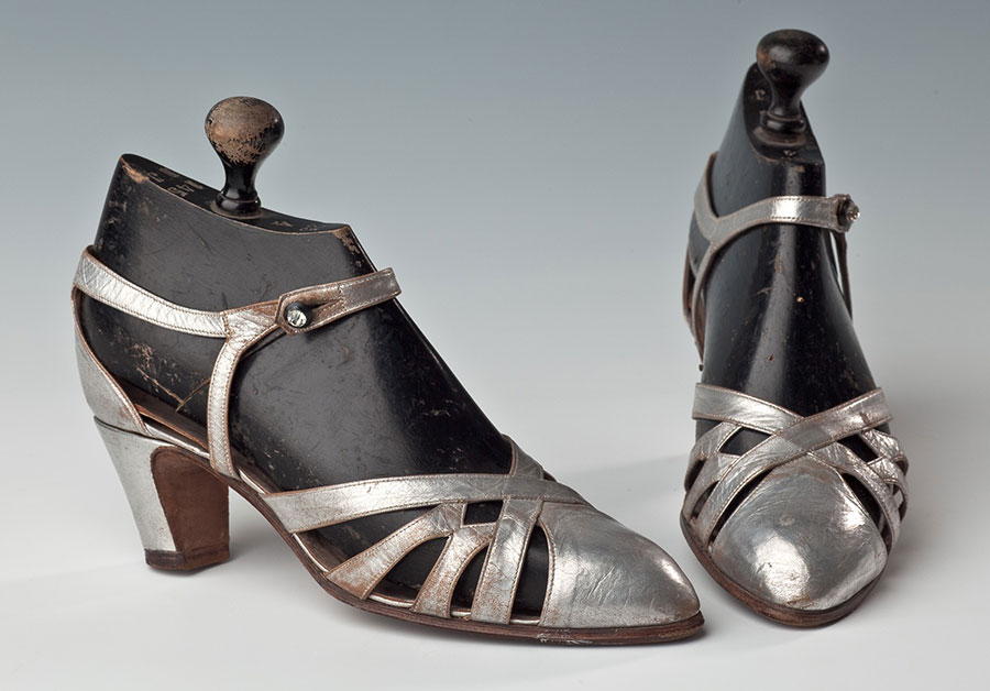Pantofle wieczorowe ze srebrnej skórki, ok. 1925–1930