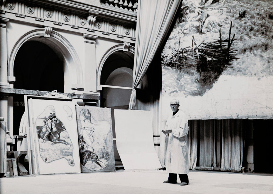 Wacław Szymborski przed zinwentaryzowanymi i zabezpieczonymi fragmentami brytów, 1957