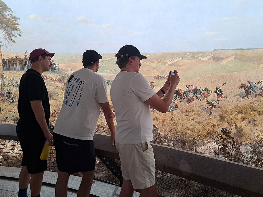 Twórcy serialu „1670” z wizytą w Muzeum „Panorama Racławicka”