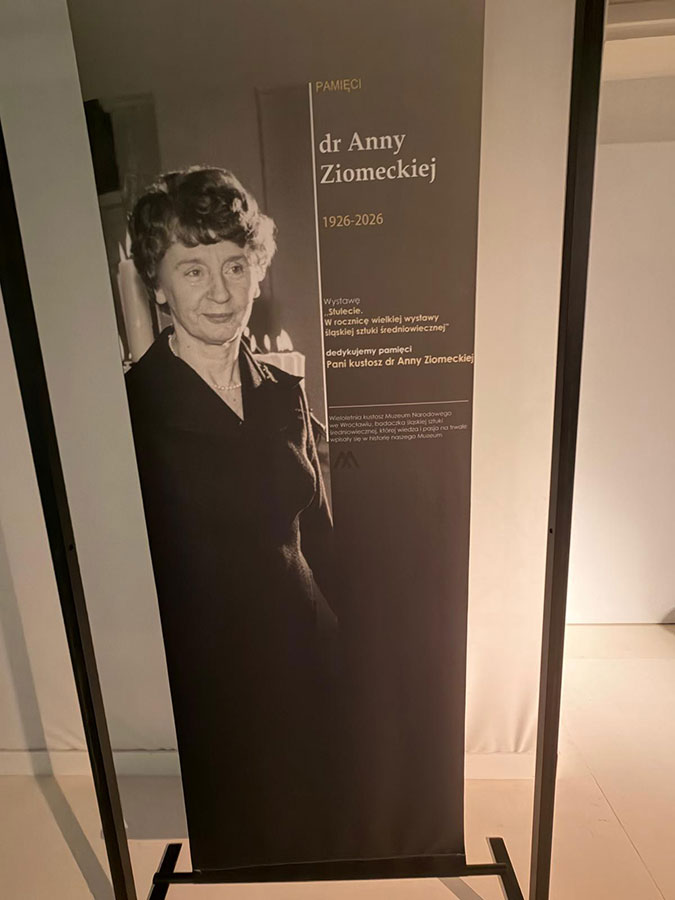 „Stulecie. W rocznicę wielkiej wystawy śląskiej sztuki średniowiecznej” – fotorelacja z oprowadzania dla Stowarzyszenia Przyjaciół Muzeum Narodowego we Wrocławiu