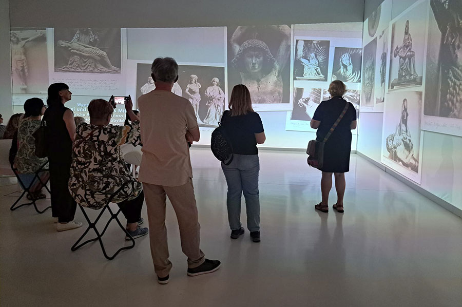 „Stulecie. W rocznicę wielkiej wystawy śląskiej sztuki średniowiecznej” – fotorelacja z oprowadzania dla Stowarzyszenia Przyjaciół Muzeum Narodowego we Wrocławiu
