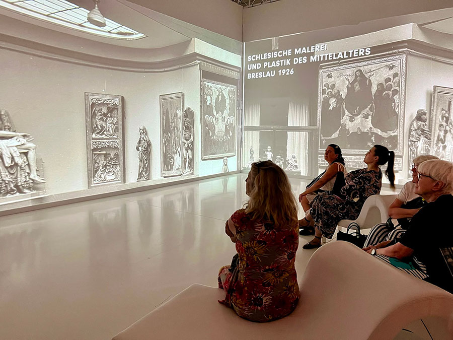 „Stulecie. W rocznicę wielkiej wystawy śląskiej sztuki średniowiecznej” – fotorelacja z oprowadzania dla Stowarzyszenia Przyjaciół Muzeum Narodowego we Wrocławiu