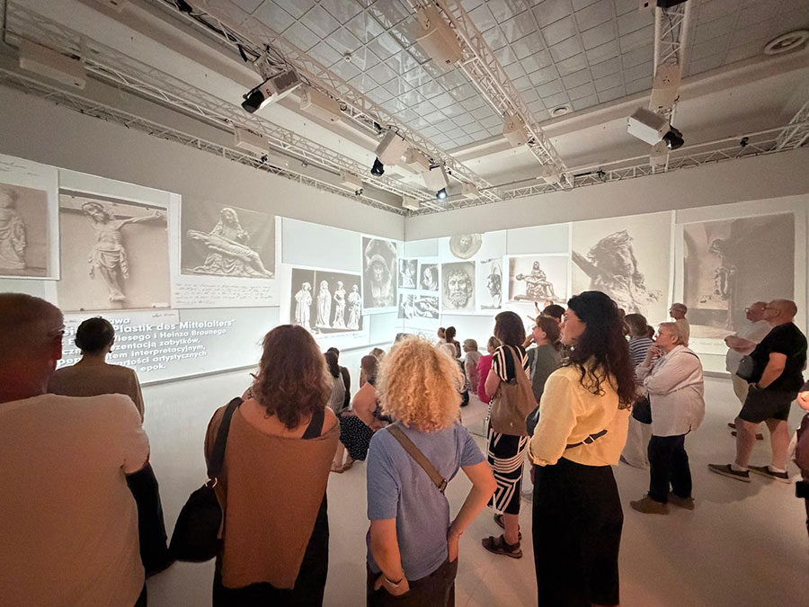 „Stulecie. W rocznicę wielkiej wystawy śląskiej sztuki średniowiecznej” – fotorelacja z oprowadzania dla Stowarzyszenia Przyjaciół Muzeum Narodowego we Wrocławiu