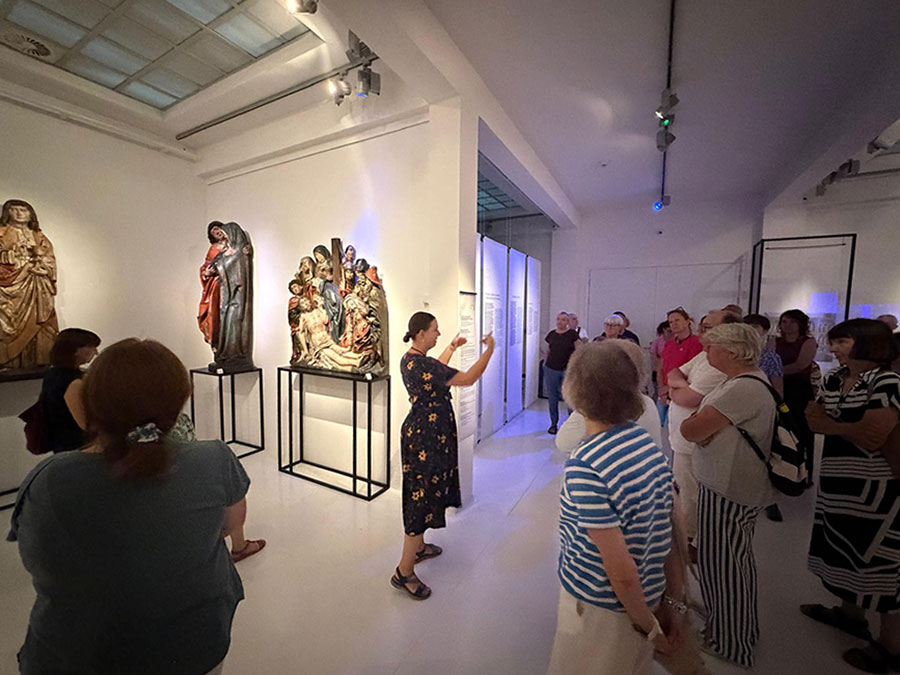 „Stulecie. W rocznicę wielkiej wystawy śląskiej sztuki średniowiecznej” – fotorelacja z oprowadzania dla Stowarzyszenia Przyjaciół Muzeum Narodowego we Wrocławiu