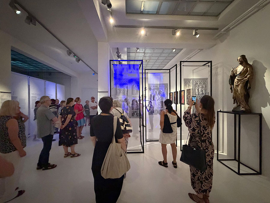 „Stulecie. W rocznicę wielkiej wystawy śląskiej sztuki średniowiecznej” – fotorelacja z oprowadzania dla Stowarzyszenia Przyjaciół Muzeum Narodowego we Wrocławiu