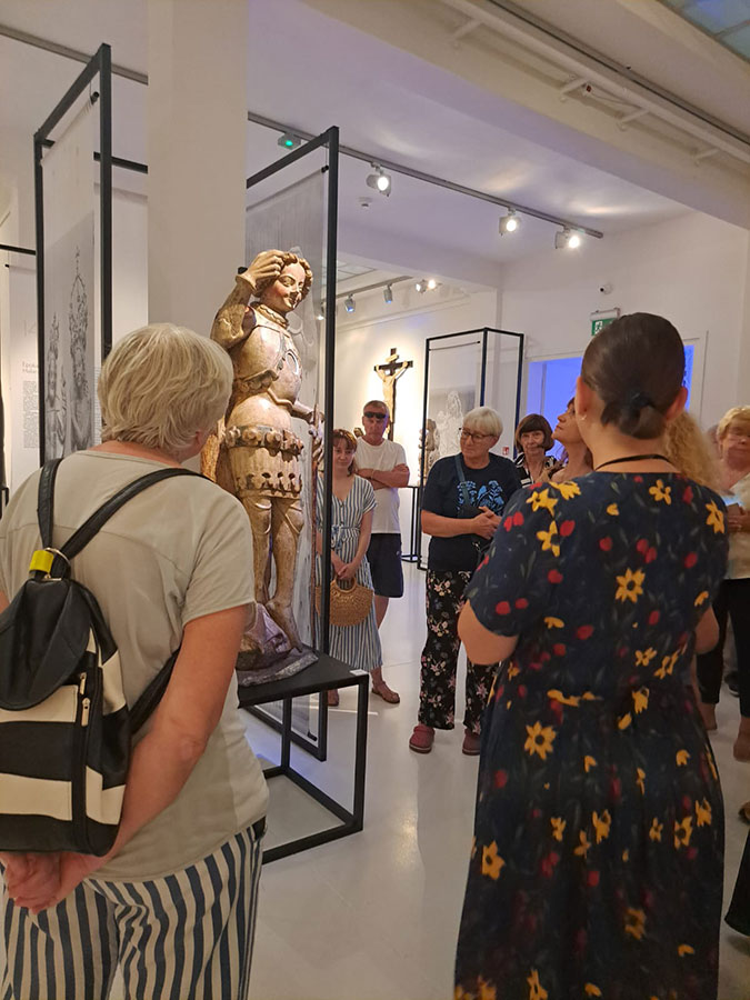 „Stulecie. W rocznicę wielkiej wystawy śląskiej sztuki średniowiecznej” – fotorelacja z oprowadzania dla Stowarzyszenia Przyjaciół Muzeum Narodowego we Wrocławiu
