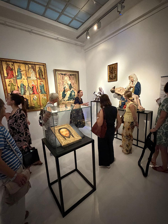 „Stulecie. W rocznicę wielkiej wystawy śląskiej sztuki średniowiecznej” – fotorelacja z oprowadzania dla Stowarzyszenia Przyjaciół Muzeum Narodowego we Wrocławiu