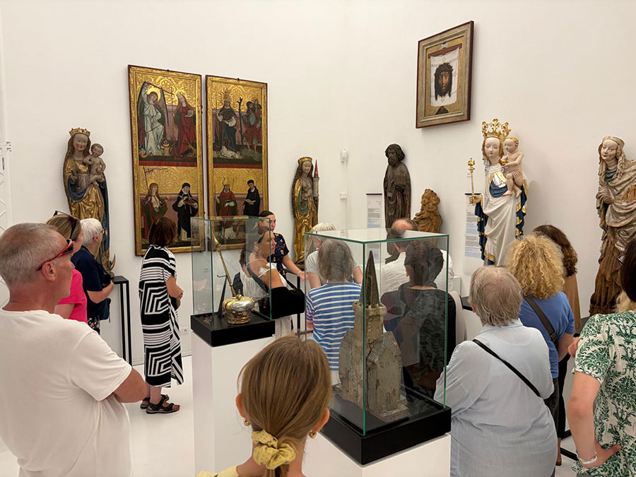 „Stulecie. W rocznicę wielkiej wystawy śląskiej sztuki średniowiecznej” – fotorelacja z oprowadzania dla Stowarzyszenia Przyjaciół Muzeum Narodowego we Wrocławiu
