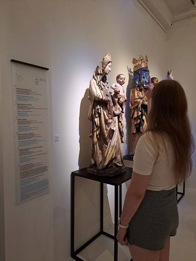 „Stulecie. W rocznicę wielkiej wystawy śląskiej sztuki średniowiecznej” – fotorelacja z oprowadzania dla Stowarzyszenia Przyjaciół Muzeum Narodowego we Wrocławiu