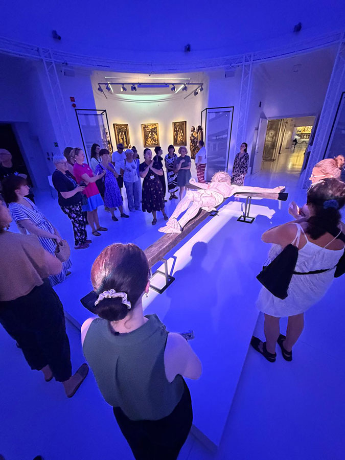 „Stulecie. W rocznicę wielkiej wystawy śląskiej sztuki średniowiecznej” – fotorelacja z oprowadzania dla Stowarzyszenia Przyjaciół Muzeum Narodowego we Wrocławiu