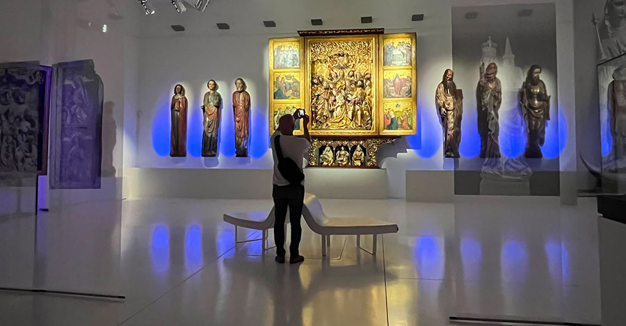 „Stulecie. W rocznicę wielkiej wystawy śląskiej sztuki średniowiecznej” – fotorelacja z oprowadzania dla Stowarzyszenia Przyjaciół Muzeum Narodowego we Wrocławiu