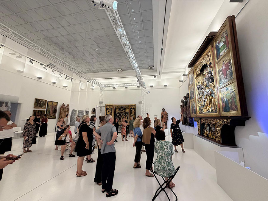 „Stulecie. W rocznicę wielkiej wystawy śląskiej sztuki średniowiecznej” – fotorelacja z oprowadzania dla Stowarzyszenia Przyjaciół Muzeum Narodowego we Wrocławiu