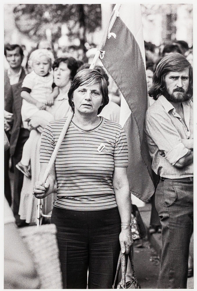 Andrzej Kiełbowicz, Kobieta ze znaczkiem Solidarności na Marszu Głodowym, 1981