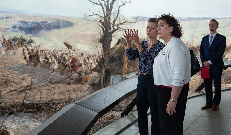 Ambasador Wielkiej Brytanii w Polsce z wizytą w Muzeum „Panorama Racławicka”