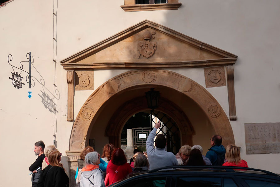 Wycieczka do Sobótki, Strzegomia i Świdnicy dla Stowarzyszenia Przyjaciół Muzeum Narodowego we Wrocławiu – Muzeum Ślężańskie w Sobótce