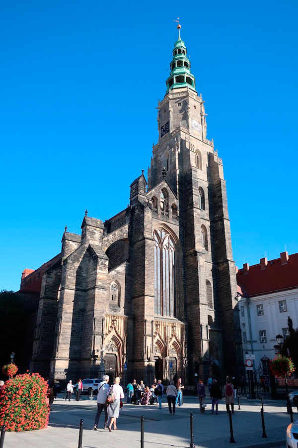 Wycieczka do Sobótki, Strzegomia i Świdnicy dla Stowarzyszenia Przyjaciół Muzeum Narodowego we Wrocławiu – katedra w Świdnicy
