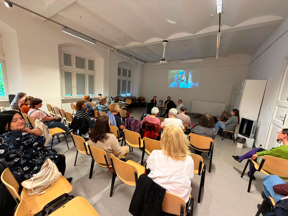 „Historie ubiorów z Nomina Rosae” – fotorelacja ze spotkania autorskiego z dr Marią Molendą i Maciejem Walaskiem