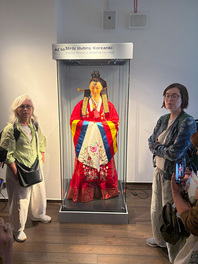 Fotorelacja z wyjazdu do Warszawy dla Stowarzyszenia Przyjaciół Muzeum Narodowego we Wrocławiu – zwiedzanie Galerii Koreańskiej w Muzeum Etnograficznym