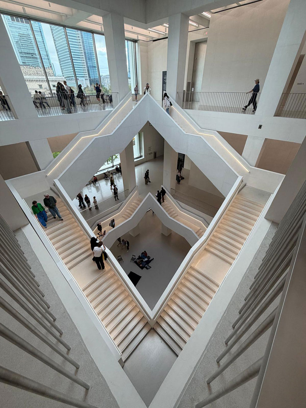 Fotorelacja z wyjazdu do Warszawy dla Stowarzyszenia Przyjaciół Muzeum Narodowego we Wrocławiu – zwiedzanie Muzeum Sztuki Nowoczesnej