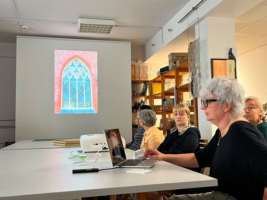 Fotorelacja z wizyty w pracowni artystki szkła Barbary Idzikowskiej