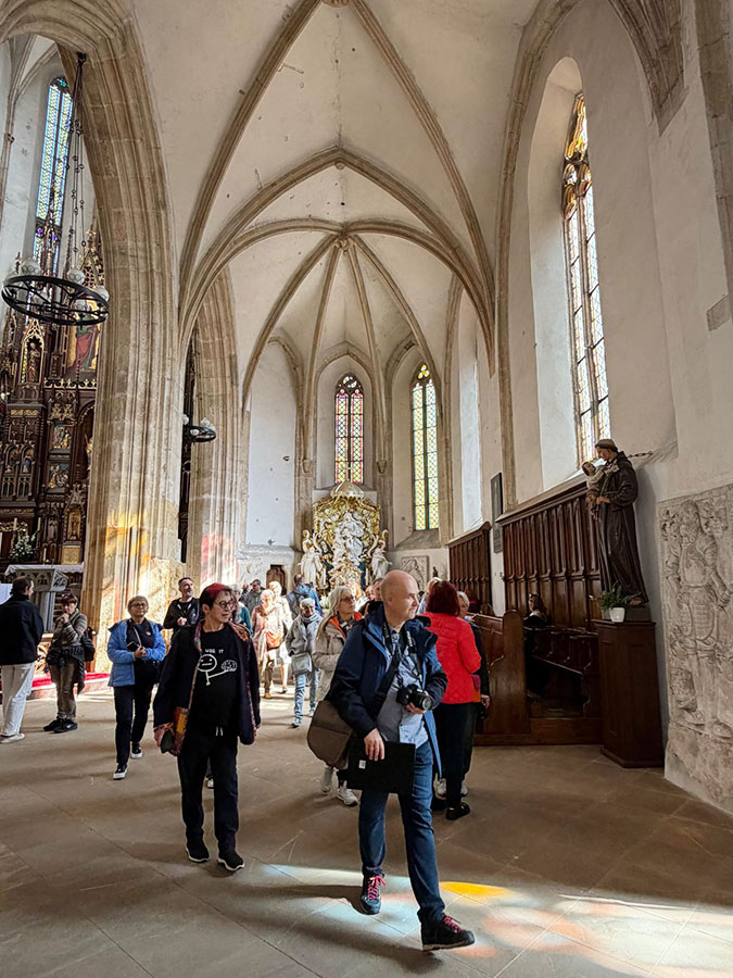 Wycieczka do Sobótki, Strzegomia i Świdnicy dla Stowarzyszenia Przyjaciół Muzeum Narodowego we Wrocławiu – bazylika w Strzegomiu