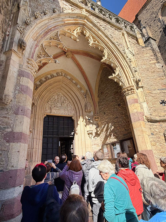 Wycieczka do Sobótki, Strzegomia i Świdnicy dla Stowarzyszenia Przyjaciół Muzeum Narodowego we Wrocławiu – bazylika w Strzegomiu