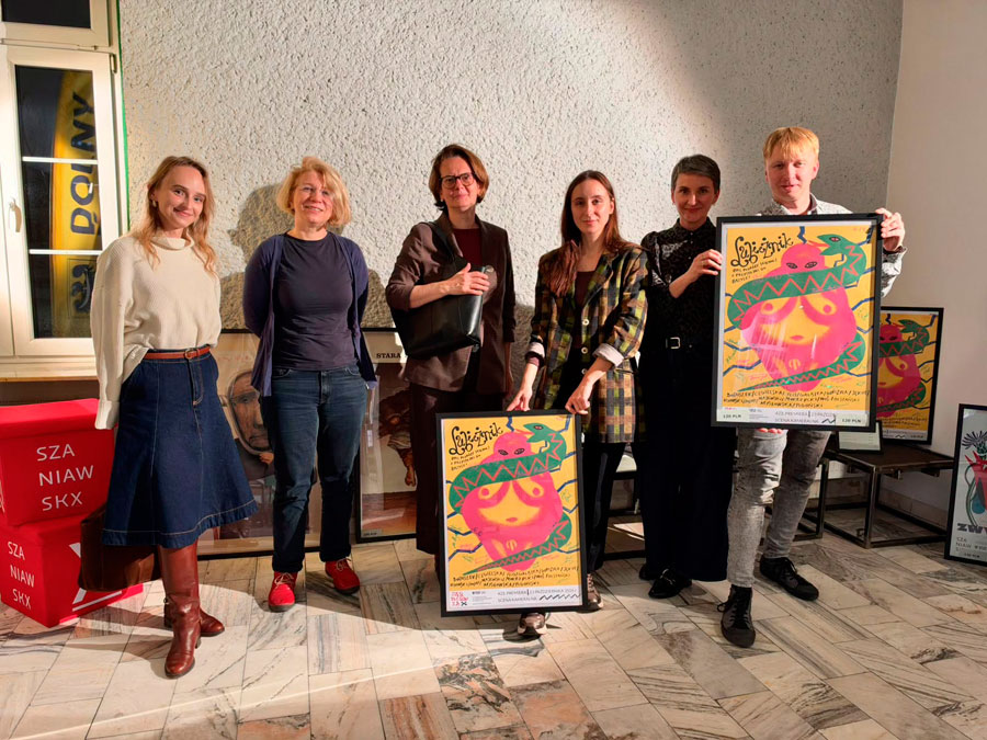 Pracownicy Muzeum Narodowego przed przedstawieniem sztuki inspirowanej postacią Mariana Henela