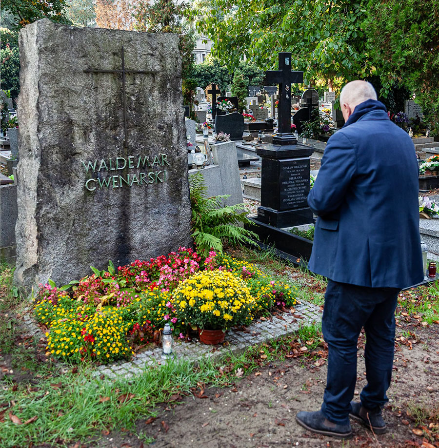 Złożenie kwiatów na grobie Waldemara Cwenarskiego