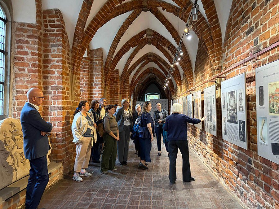 Fotorelacja z oprowadzania kuratorskiego w Muzeum Architektury dla Stowarzyszenia Przyjaciół Muzeum Narodowego we Wrocławiu