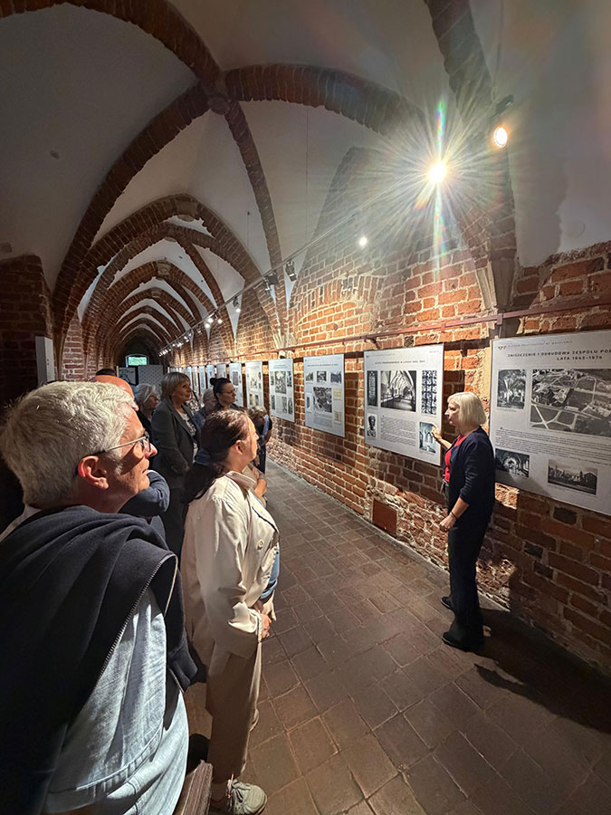 Fotorelacja z oprowadzania kuratorskiego w Muzeum Architektury dla Stowarzyszenia Przyjaciół Muzeum Narodowego we Wrocławiu