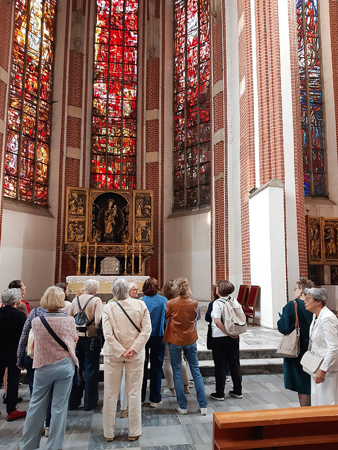 Witraże Teresy M. Reklewskiej w kościele NMP na Piasku – oprowadzanie dla Stowarzyszenia Przyjaciół Muzeum Narodowego we Wrocławiu